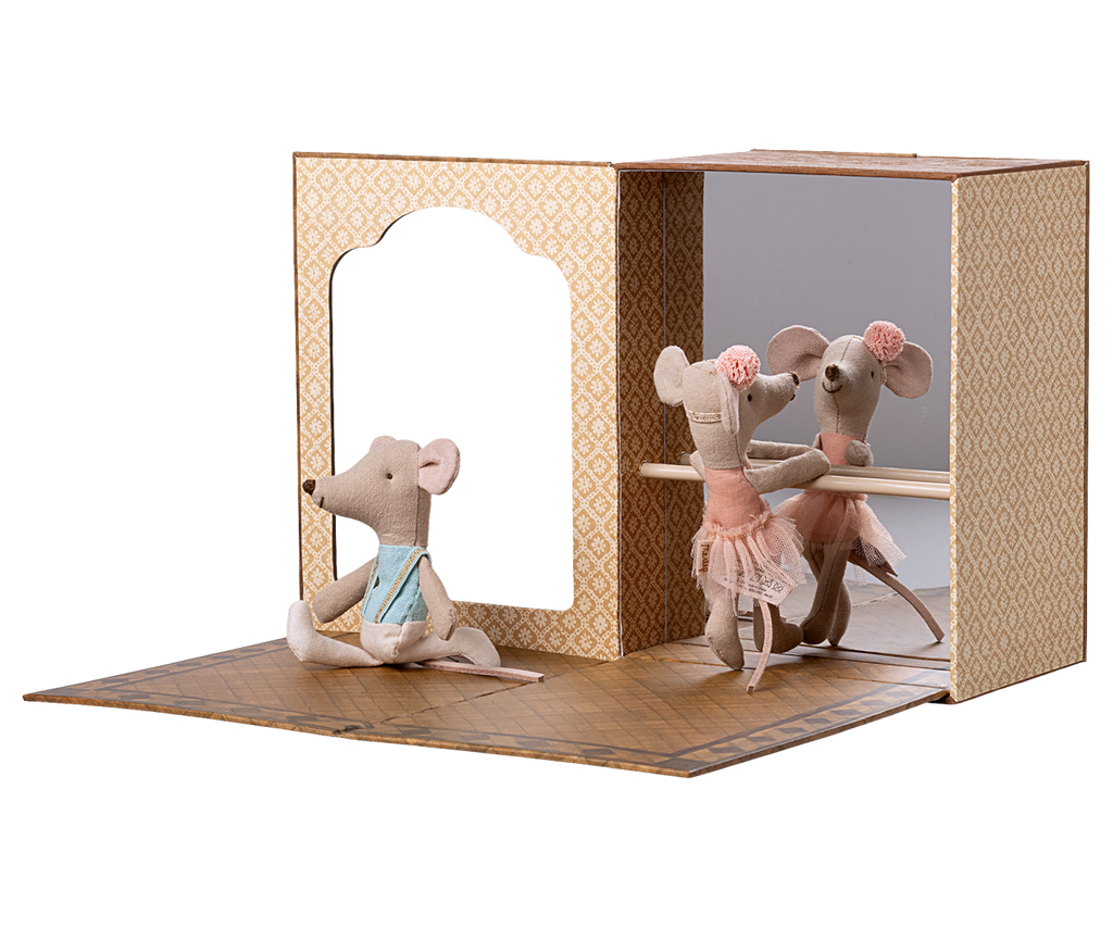 Ballettmäuse im Tanzstudio kleine Schwester und kleiner Bruder