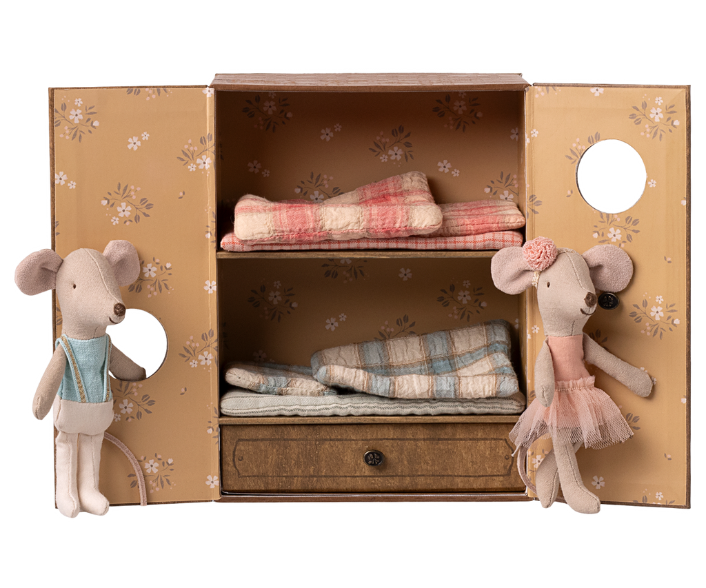 Ballettmäuse im Tanzstudio kleine Schwester und kleiner Bruder